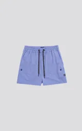 Short de baño celeste con cintura elástica, cordón de ajuste y cuatro bolsillos.