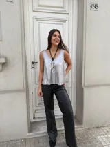 Musculosa plateada de seda brillante, talle único (llega hasta L) y corte suelto.