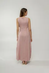 Vestido largo negro sin mangas, con cuello redondo y corte trapecio. Presenta costuras verticales con pespuntes en color crudo.