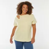 Remera color amarillo pálido de corte recto, con cuello redondo y manga corta. Presenta un detalle de abertura en el hombro izquierdo con efecto retorcido.