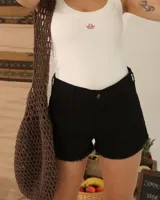 Short de jean negro con pinzas en el delantero y bordado del logo en el bolsillo trasero.