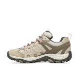 Zapatillas de senderismo Merrell Accentor 3 para mujer, color beige con detalles en marrón y rosa. Fabricadas con empeine de ante y malla transpirable, cordones y refuerzos reciclados, puntera de goma protectora y suela de goma adherente.