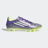 Championes de fútbol Adidas F50 Club, color violeta con detalles en blanco y amarillo flúor.