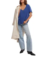 Remera gris de corte holgado con escote en V.