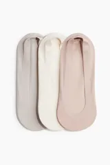 Pack de tres pares de soquetes invisibles de punto fino en mezcla de algodón suave, diseñados para quedar ocultos en el calzado. Con reborde de silicona en el interior del talón para un ajuste óptimo. Uno en color gris, uno en color blanco y uno en color rosa.
