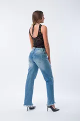 Musculosa negra de encaje sin mangas.