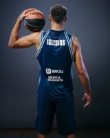 Camiseta de básquet Umbro de la selección de Uruguay, modelo alternativo. Diseño blanco con detalles celestes y azules. Incluye logo de Umbro, escudo de Uruguay y sponsor Antel en el frente.