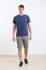 Remera manga corta color verde con logo pequeño en el pecho.