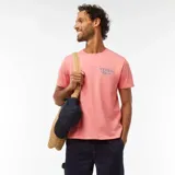 Remera rosa de manga corta con cuello redondo y estampado con la frase 'Puerto Rico' en azul.