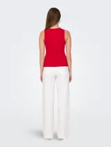 Musculosa roja de punto plano con cuello redondo y sisas anchas.
