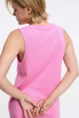 Vestido corto a rayas horizontales blancas y negras, sin mangas y con cuello redondo.