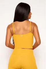 Top deportivo negro tipo musculosa con tirantes finos.