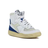 Zapatilla urbana Diadora Heritage de caña alta, color blanco con detalles en azul y beige. Presenta un efecto envejecido en la suela de goma color crema y un gráfico en blanco y negro en la lengüeta.