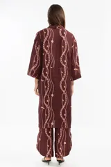 Camisa larga de lino italiano color borgoña con estampado de cadenas rosas. Tiene corte estilo japonés, tres botones delanteros y mangas 3/4.