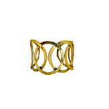 Pulsera ancha de bronce con diseño de círculos enlazados. Es ajustable para usar en la muñeca o en el antebrazo.