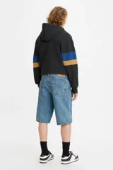 Bermuda de jean celeste de corte holgado.