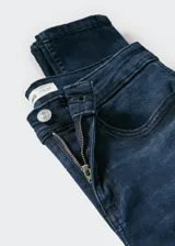 Jeans de tiro bajo color azul oscuro, corte skinny, cinco bolsillos, trabillas y cierre de cremallera y botón.