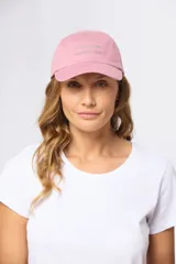 Gorro con visera color beige con bordado frontal.