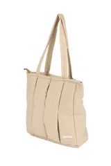 Bolso shopper color beige con diseño acolchado y pespuntes verticales. Tiene doble asa de hombro y cierre superior.