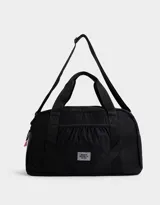 Bolso de tela deportiva color negro, con bolsillo frontal y doble asa corta de mano. Incluye correa regulable y desmontable, cierre superior con tirador de cordón y goma, y tag de goma.