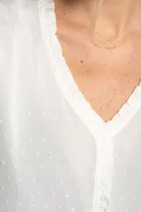 Blusa blanca de viscosa con escote en V, mangas 3/4 abullonadas y detalle de plumeti.