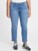 Jean de calce recto, color celeste claro, con bolsillos delanteros y traseros.