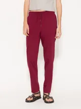 Pantalón babucha color borgoña, confeccionado en algodón liviano. Presenta cintura elastizada con cordón ajustable, bolsillos laterales y botamangas levemente entalladas.