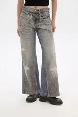 Pantalón de jean celeste con efecto desgastado, corte baggy y tiro bajo.