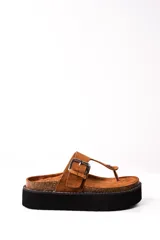 Sandalia flatform color camel, con tira entre los dedos y hebilla lateral ajustable.