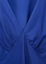 Vestido midi azul con escote en V, mangas cortas abullonadas y corte evasé.