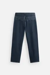 Pantalón de jean azul oscuro, corte recto, confeccionado en denim de algodón y lyocell. Cuenta con bolsillos frontales y traseros de vivo. Cierre frontal con cremallera y botón.