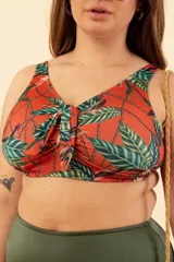 Top de bikini con nudo en el centro, tirantes regulables y broche en la espalda, confeccionado con tela de fibra LYCRA® XTRA LIFE™.