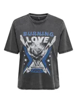 Remera gris de algodón con estampa frontal de una rosa, texto "Burning Love" y diseño de flechas cruzadas con estrellas.