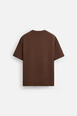 Camiseta blanca de algodón compacto, corte relaxed fit, cuello redondo y mangas cortas.
