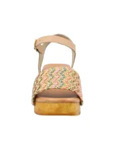 Sandalias con plataforma de madera y capellada tejida multicolor.