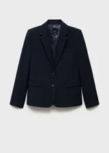 Blazer negro con raya diplomática, cuello con solapa, cierre con botones, manga larga con puños abotonados, diseño recto y estructurado, bolsillo de ribete en el pecho y dos bolsillos de ribete con solapa laterales.