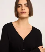 Cardigan blanco de viscosa con cuello en V, cierre frontal de botones y mangas largas.