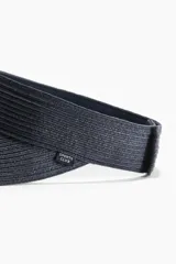 Visera de paja de papel trenzada color negro, con cinta antitranspirante de tela y cierre autoadherente atrás.