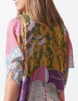 Kimono tejido con estampado patchwork multicolor, de mangas cortas amplias y corte suelto.