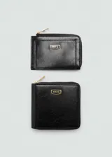 Billetera pequeña color beige de efecto piel, con cierre de cremallera, logo estampado, bolsillo interior, múltiples ranuras para tarjetas y ranura exterior.