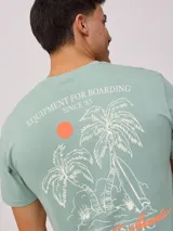 Remera verde con estampado en el frente y la espalda.