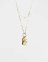 Collar corto dorado de doble cadena, una de eslabones grandes y otra con perlas. Incluye dijes colgantes de bota de cowboy con strass, rosa esmaltada y corona.