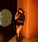 Conjunto negro de top halter con espalda descubierta y mini short ajustado.