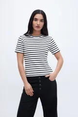 Remera clásica de rib con rayas horizontales blancas y negras, de manga corta y cuello redondo.