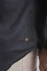 Camisa marrón de lino con cuello mao y mangas largas.