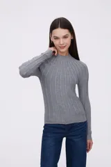 Polera gris de viscosa con cuello alto y diseño de canalé vertical.