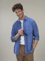 Camisa celeste a cuadros blancos, de manga larga y corte recto.
