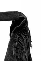 Bolso negro de gamuza con flecos y monedero con cierre.