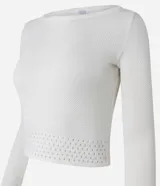 Blusa corta de punto color blanco, con escote barco y mangas largas. Presenta textura perforada en el ruedo y los puños.