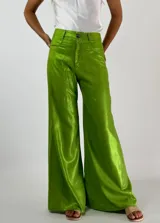 Pantalón metalizado de color fucsia, con corte amplio y suave al tacto.